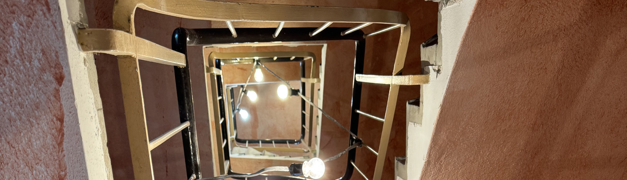 Blick von unten ins Treppenhaus eines Altbaus