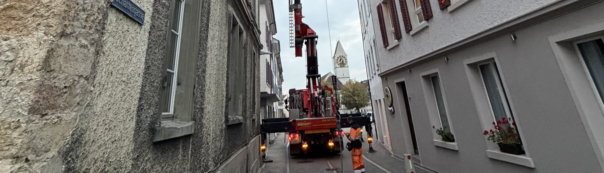Kranwagen in einer engen Altstadtgasse