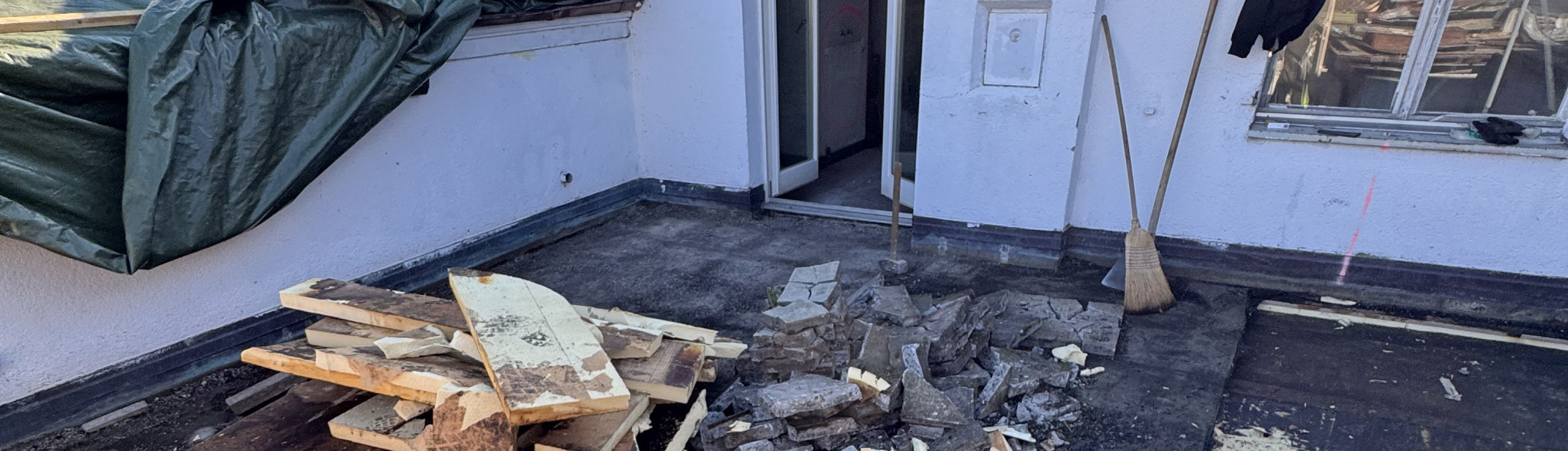 Abgebrochene Platten und Holz auf einer Terrasse