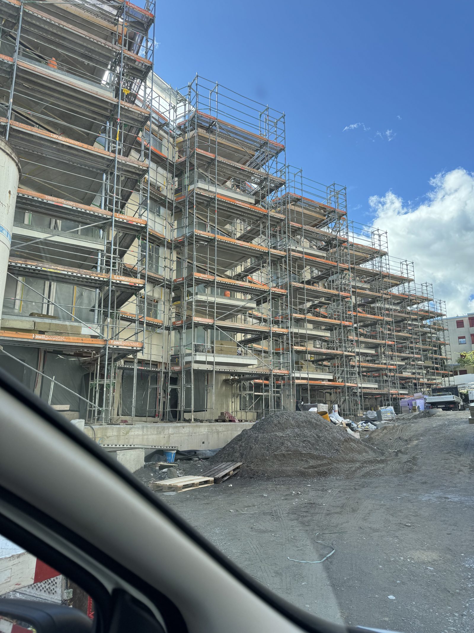 Eingerüstete Fassade vor blauem Himmel
